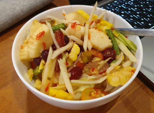 img of [清邁] 古城區西邊經濟實惠的青木瓜沙拉特色小攤販 ส้มตำ ระฆัง ควายยยย